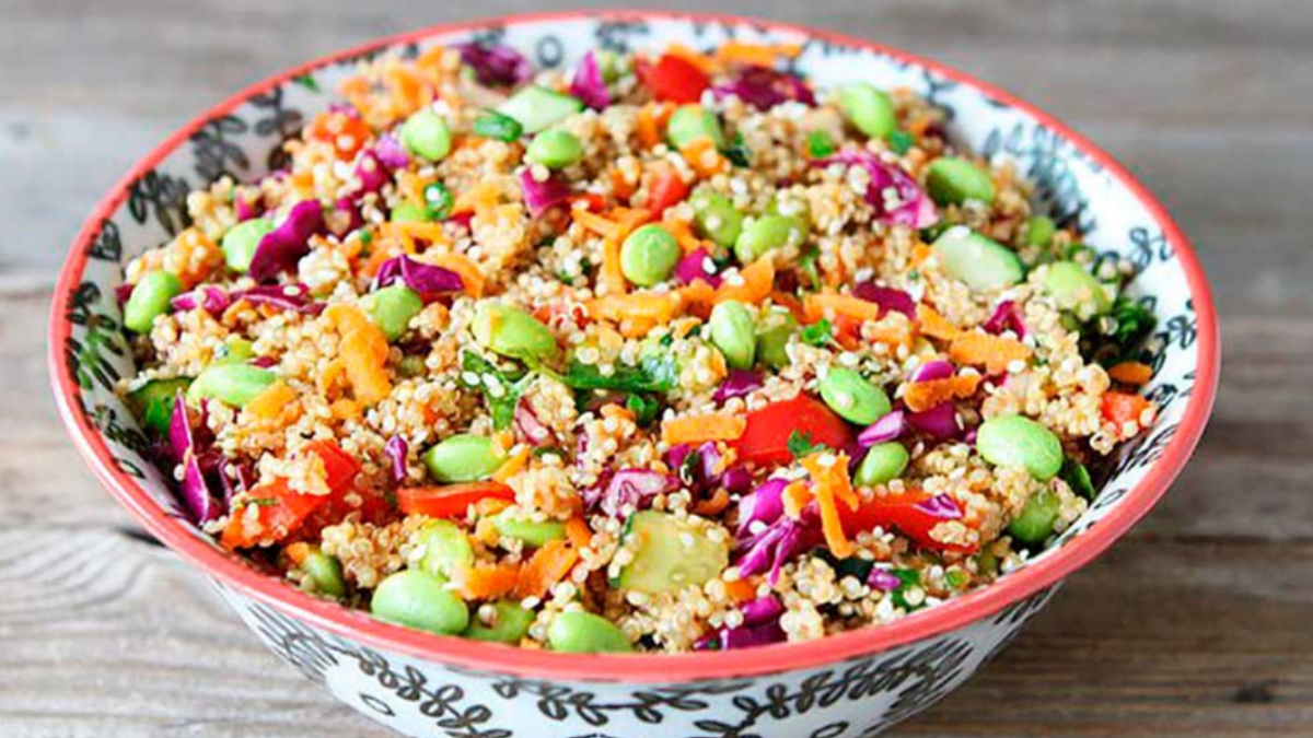 Además de proteínas, la quinoa aporta fibra, omega-3 y minerales esenciales. Además de proteínas, la quinoa aporta fibra, omega-3 y minerales esenciales.