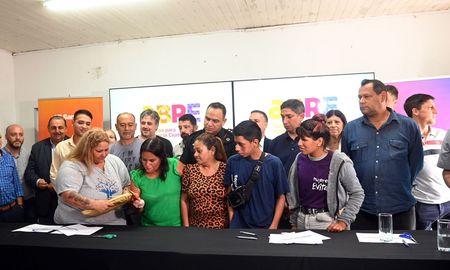 Las obras en barrio San Lorenzo incluyen la construcción de plazas, más de 60 nuevas columnas de alumbrado público y la pavimentación de calles. Las obras en barrio San Lorenzo incluyen la construcción de plazas, más de 60 nuevas columnas de alumbrado público y la pavimentación de calles.