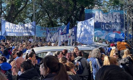 Los docentes y trabajadores estatales de la provincia de Santa Fe definirán si aceptan o rechazan la oferta salarial presentada por el gobierno en paritarias. Los docentes y trabajadores estatales de la provincia de Santa Fe definirán si aceptan o rechazan la oferta salarial presentada por el gobierno en paritarias.