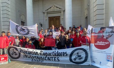 Repartidores de Santa Fe y Rosario acompañaron la media sanción en Diputados. Repartidores de Santa Fe y Rosario acompañaron la media sanción en Diputados.