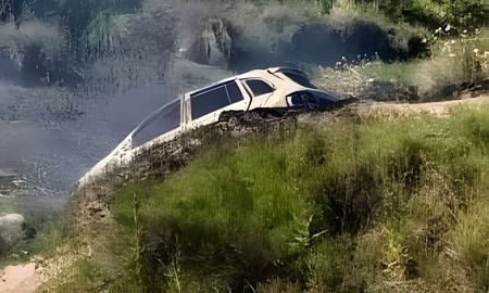 El vehículo estaba semisumergido en el arroyo Ludueña. El vehículo estaba semisumergido en el arroyo Ludueña.