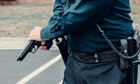 Estados Unidos: un policía fue a dar una capacitación a una escuela y le disparó a un alumno por error Estados Unidos: un policía fue a dar una capacitación a una escuela y le disparó a un alumno por error