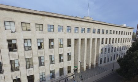 Este jueves, en los tribunales de Rosario, se llevará a cabo una audiencia de partes entre La Libertad Avanza y el gobierno de Santa Fe. Este jueves, en los tribunales de Rosario, se llevará a cabo una audiencia de partes entre La Libertad Avanza y el gobierno de Santa Fe.