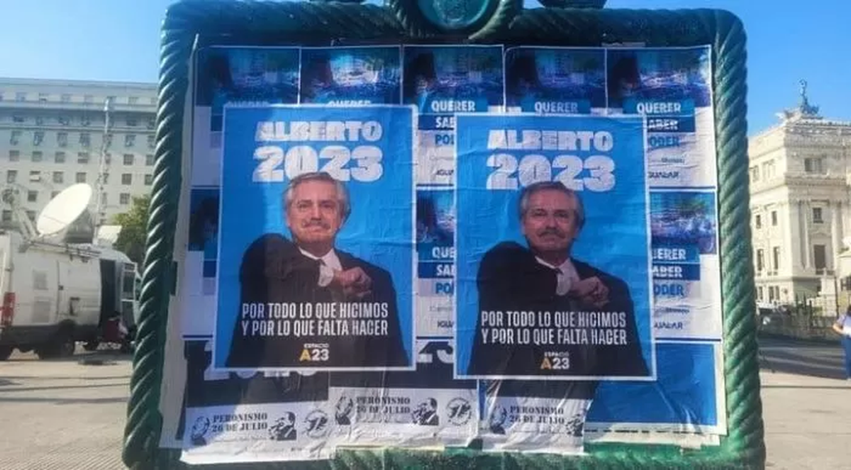 Afiches pidiendo la reelección de Alberto Fernández en las inmediaciones del Congreso.