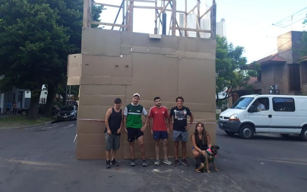 En cercanías del Parque San Martín comenzaron a levantar el tradicional muñeco