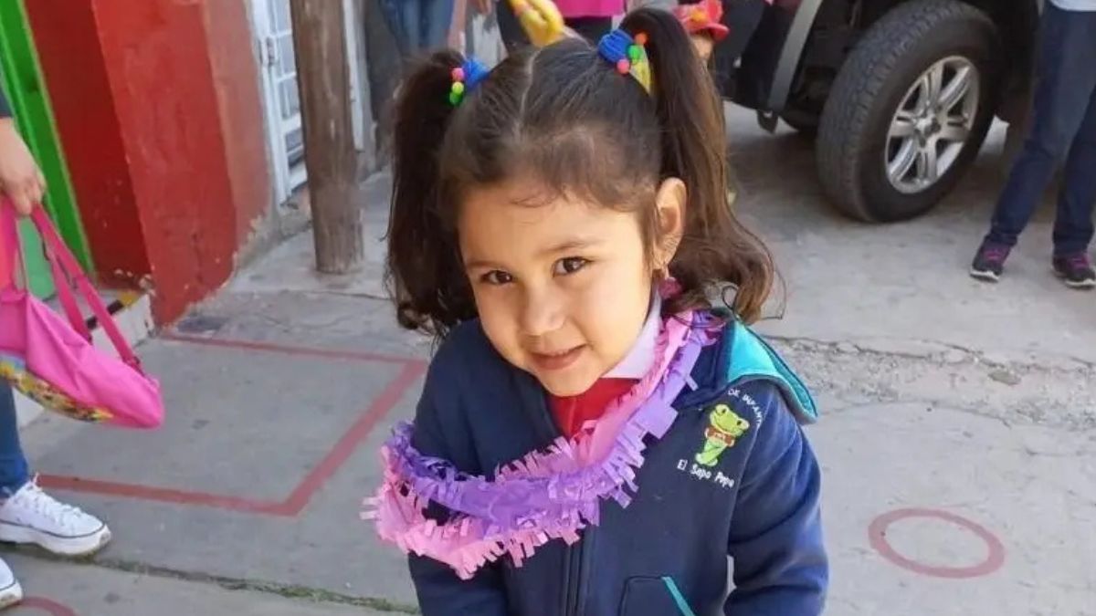 Candelaria miraba los fuegos artificiales en Navidad cuando impactó una bala perdida en su cabeza. Candelaria miraba los fuegos artificiales en Navidad cuando impactó una bala perdida en su cabeza.