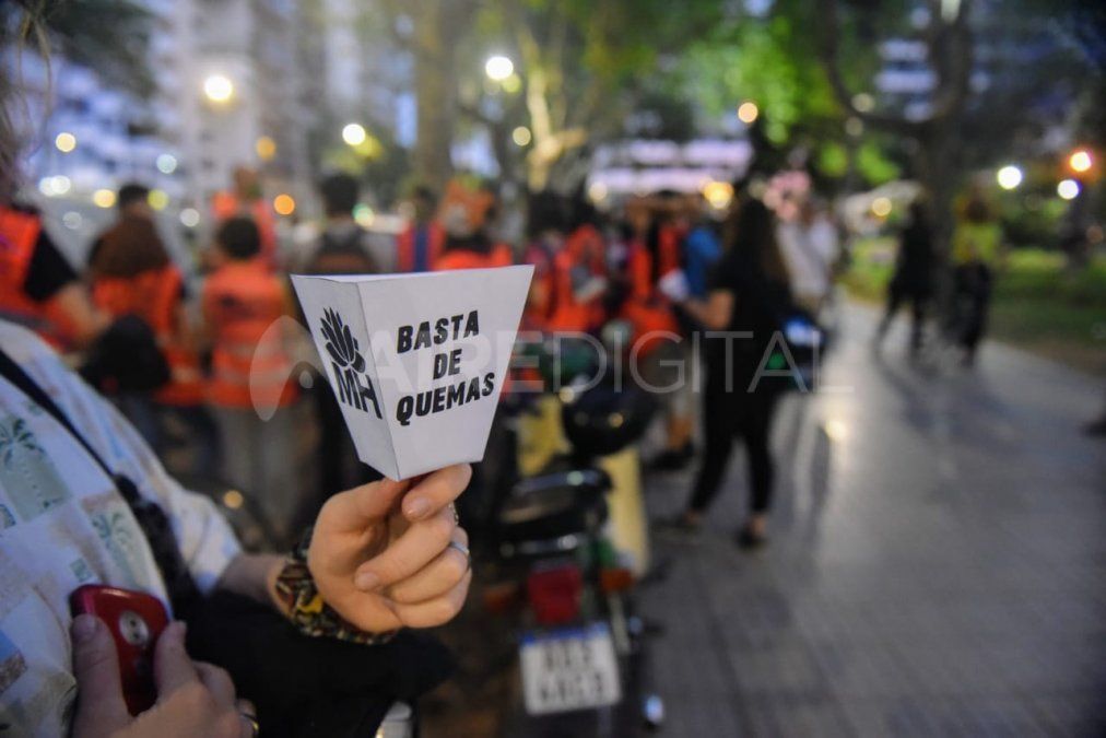 La ciudad de Rosario es escenario de constantes protestas contra los incendios que se vienen registrando durante gran parte de este año debido a la histórica sequía y en reclamo de una ley nacional de humedales﻿.