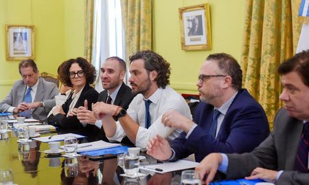 El gabinete económico de Alberto Fernández junto al jefe de ministros, Santiago Cafiero. El gabinete económico de Alberto Fernández junto al jefe de ministros, Santiago Cafiero.