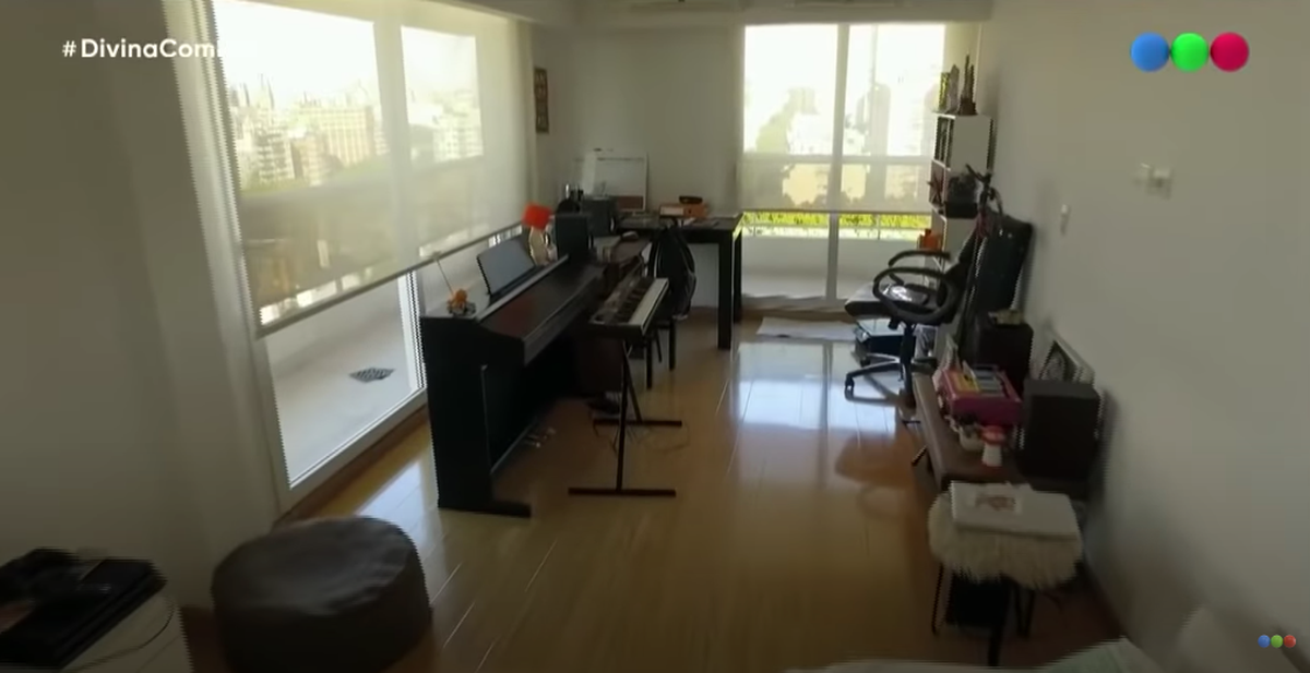 Jey Mammón contaba con un living repleto de elementos musicales y una terraza con vista a la ciudad.