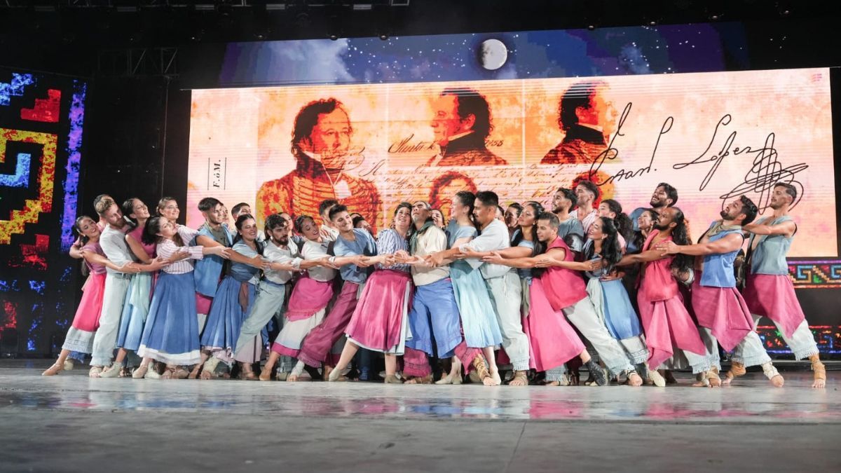 El espectáculo reunió a un cuerpo de danza integrado por 42 bailarinas y bailarines.