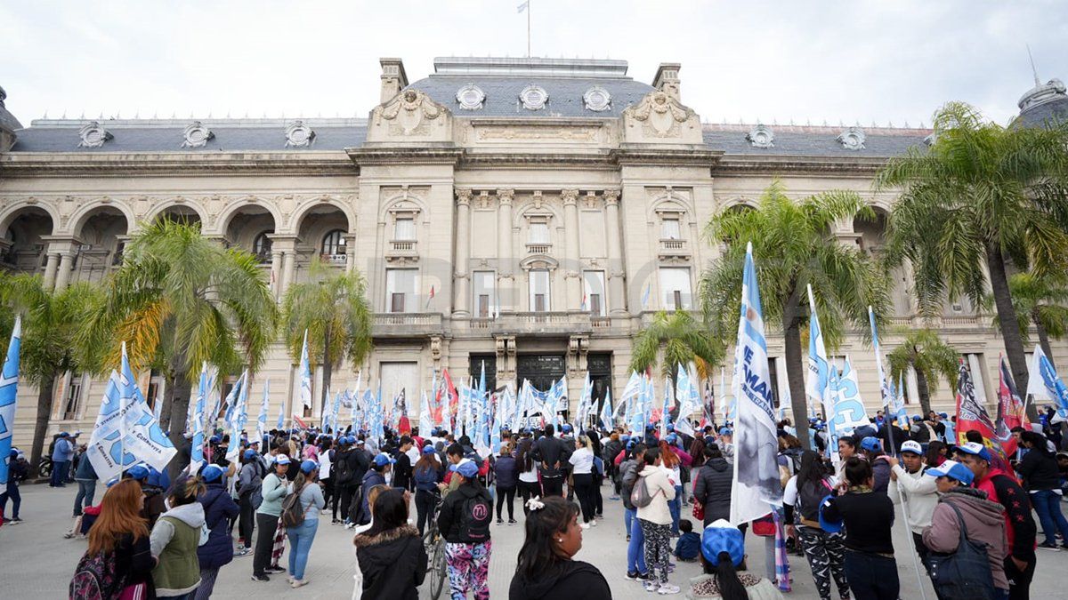 Sebastián Saldaña, representante de la CCC, explicó que “la situación precisa de medidas políticas para lograr frenar la inflación y generar que los salarios estén acordes al estilo de vida.