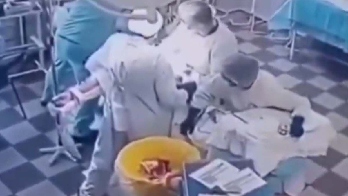 Un grupo de cirujanos se convirtió en protagonista de un video viral cuando continuaron realizando una operación de alta complejidad mientras un terremoto de magnitud 8