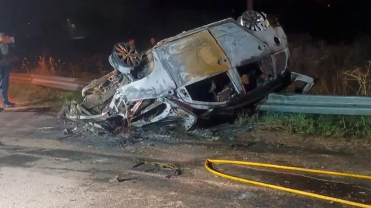 Así quedó el auto tras el accidente, una vez los bomberos sofocaron el incendio. Así quedó el auto tras el accidente, una vez los bomberos sofocaron el incendio.