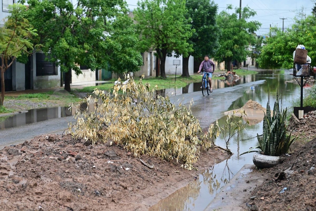 El agua provocó el anegamiento en varias calles de la ciudad de Santa Fe. El agua provocó el anegamiento en varias calles de la ciudad de Santa Fe.