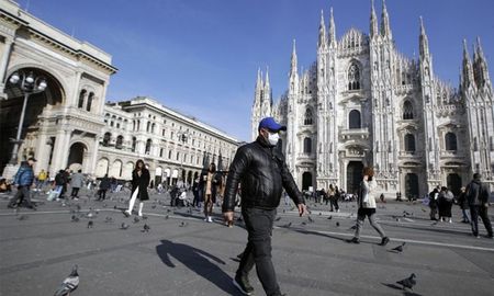 En esta fotografía de archivo del 24 de febrero de 2020 se ve a un hombre con mascarilla que camina frente a la catedral en Milán, Italia. (AP Foto/Luca Bruno, archivo) En esta fotografía de archivo del 24 de febrero de 2020 se ve a un hombre con mascarilla que camina frente a la catedral en Milán, Italia. (AP Foto/Luca Bruno, archivo)