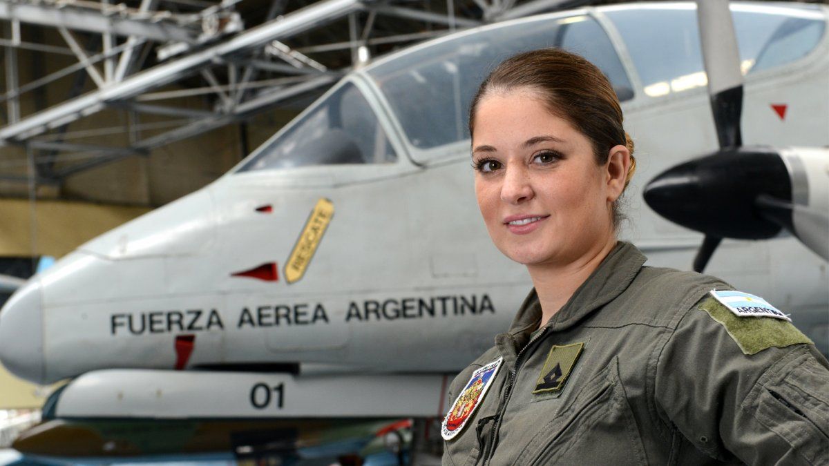 Sofía Vier realizó su Primer Vuelo Solo en un avión caza A-4 AR Fightinghawk.