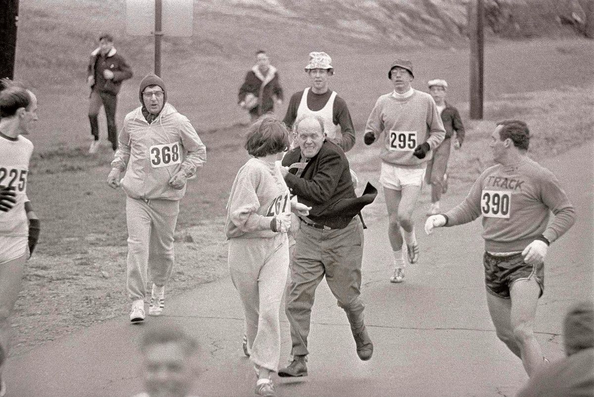John Duncan (Jock) Semple, uno de los comisarios deportivos y codirector del Maratón, intentó detener a Switzer, de 20 años, en plena carrera. La revista Life incluyó esta imagen (tomada por Harry Trask, del Boston Herald-Traveller) en la lista de las