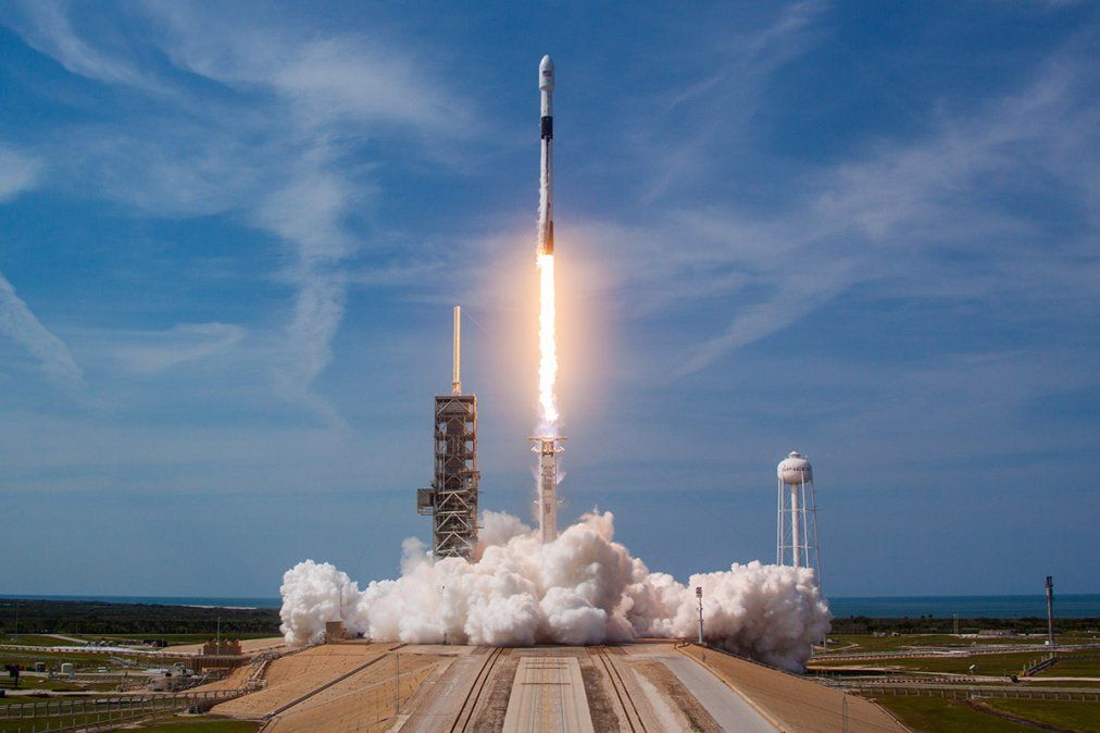 El Falcon 9 es un cohete parcialmente reutilizable de dos etapas diseñado y fabricado por SpaceX. En uno de estos cohetes se envió al espacio el experimento propuesto por Roberto Aquilano. El Falcon 9 es un cohete parcialmente reutilizable de dos etapas diseñado y fabricado por SpaceX. En uno de estos cohetes se envió al espacio el experimento propuesto por Roberto Aquilano.