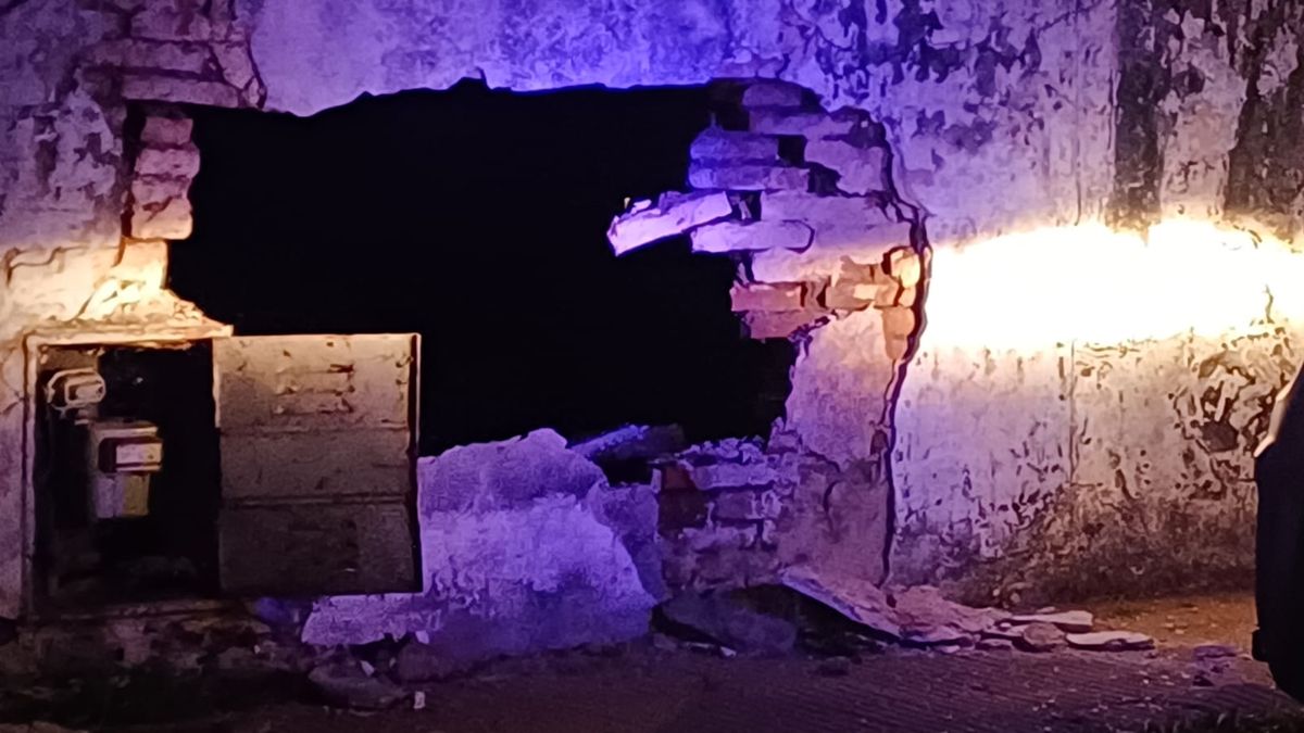 Así quedó la pared contra la que chocó el patrullero durante la persecución de la madrugada en barrio Guadalupe.