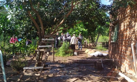 Dos hermanos intentaron robar gallinas y murieron electrocutados. Dos hermanos intentaron robar gallinas y murieron electrocutados.
