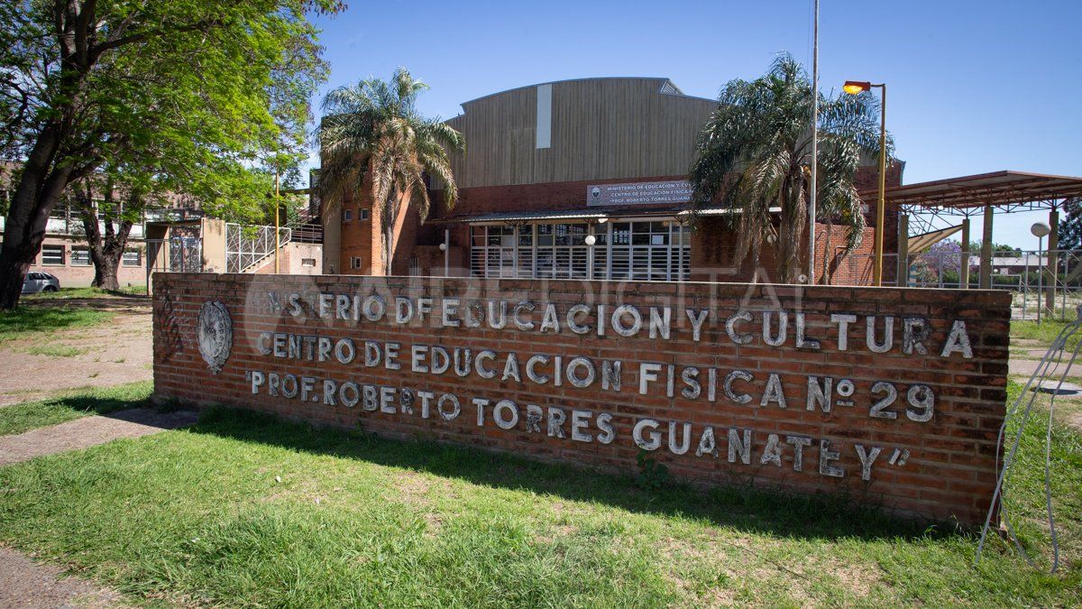 Es una arteria importante no sólo por la cantidad de viviendas y edificios, sino desde un punto de vista comercial e institucional. A lo largo de la avenida hay cientos de comercios y empresas de diferentes rubros e instituciones destacadas como el Centro Gallego, la escuela Stephenson, el Centro de Educación Física Nº 29 y entidades bancarias.