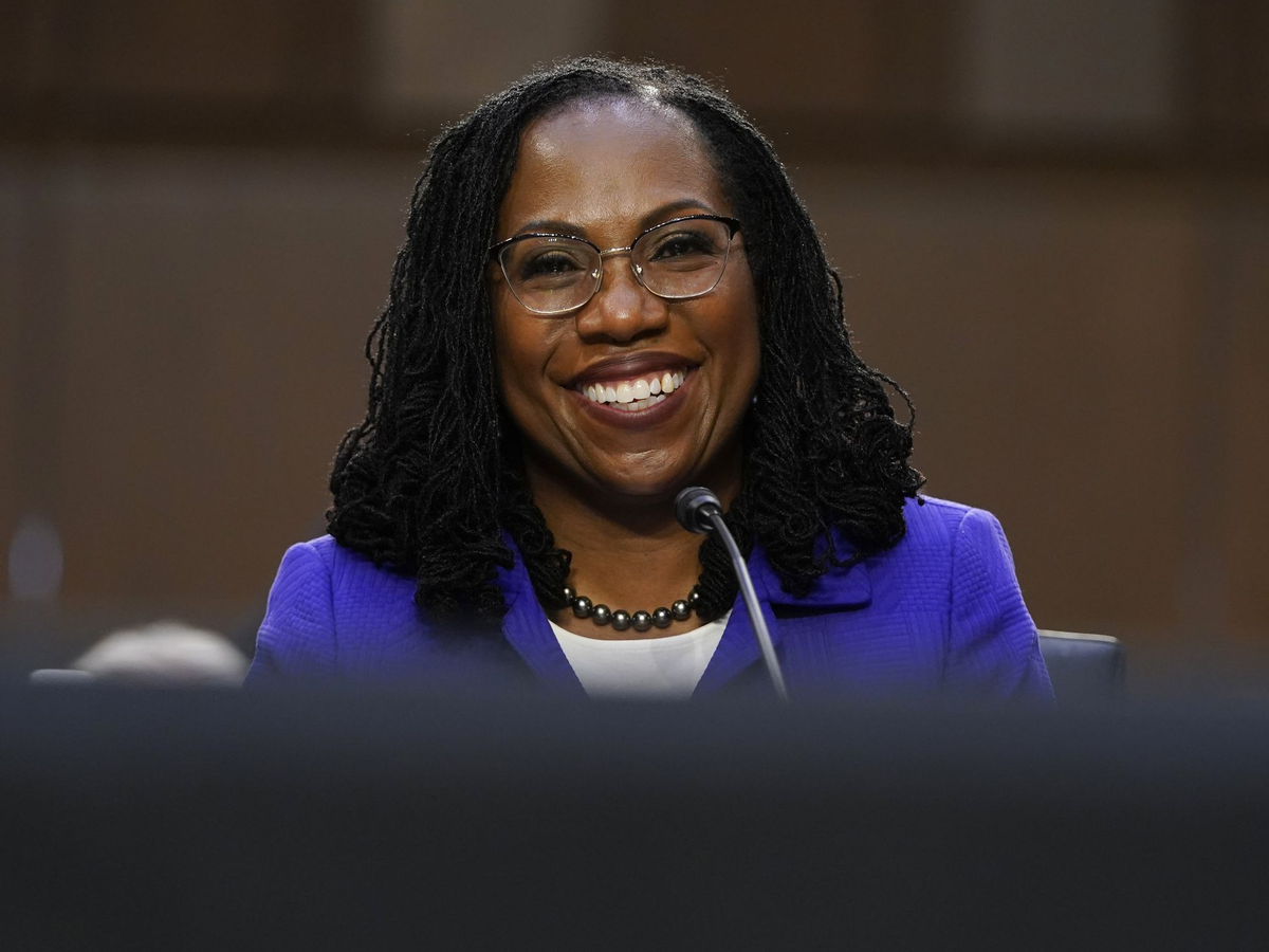 "Acepto la solemne responsabilidad de apoyar y defender la Constitución de Estados Unidos y administrar justicia sin temor ni favor, con la ayuda de Dios", señaló en un comunicado tras asumir el cargo.