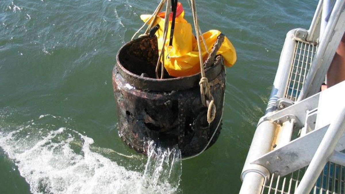 Una olla del barco Salvador, rescatada de las aguas de la Playa Mansa en Punta del Este.