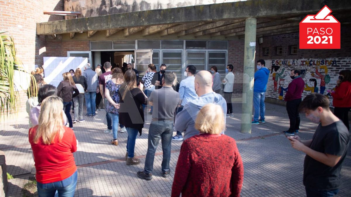 La Secretaría Electoral confirmó que se amplió el cupo de personas que podrán ingresar a los establecimientos para votar.
