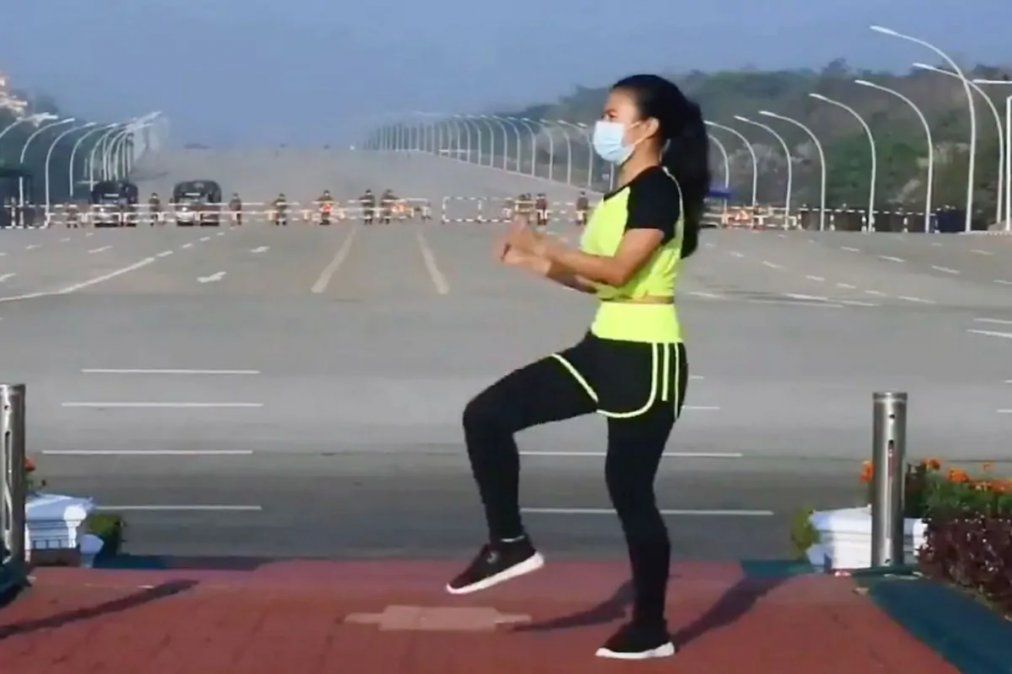 Khing Hnin Wai estaba bailando frente al Parlamento en Naipyidó.