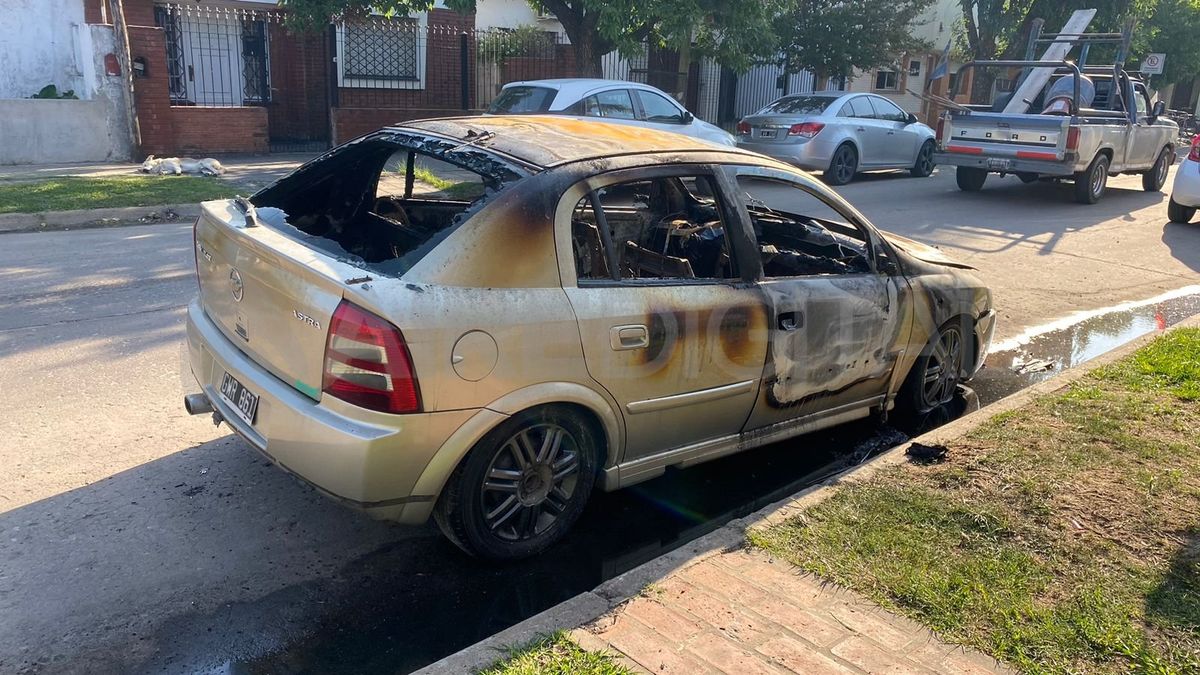 El Chevrolet Astra 2008 quedó completamente dañado. Su dueño puso cámaras de seguridad porque no conseguía cochera en la zona y el vehículo queda estacionado en la calle, frente a su casa.
