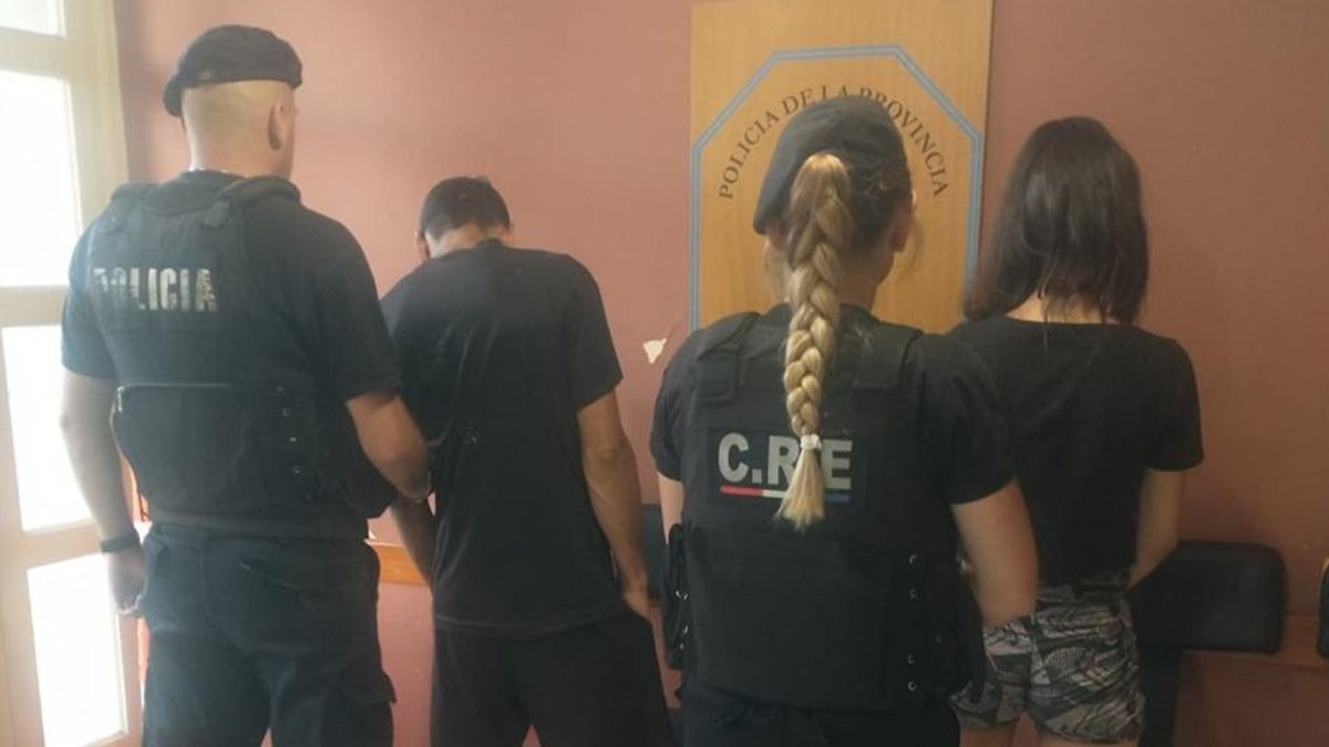 La pareja fue trasladada por el Comando Radioeléctrico hasta la Comisaría Primera en donde se tramitó el procedimiento. La pareja fue trasladada por el Comando Radioeléctrico hasta la Comisaría Primera en donde se tramitó el procedimiento.