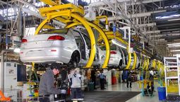 altText(La producción automotriz sigue sin repuntar: cayó casi un 30% en noviembre)}