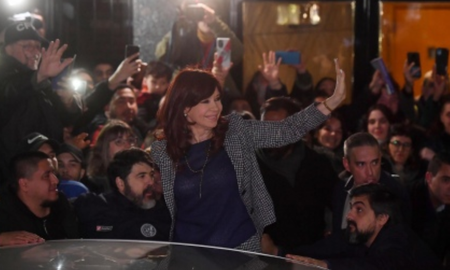 Cristina regresó a su casa y saludó a los militantes que mantienen vigilia frente a su domicilio. Cristina regresó a su casa y saludó a los militantes que mantienen vigilia frente a su domicilio.