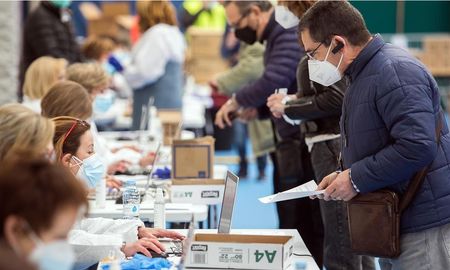 A pesar de las múltiples restricciones aplicadas, como el cierre de bares, restaurantes y otros locales de ocio o la prohibición de reunirse con más de tres personas, la ciudad presenta la mayor tasa de incidencia de España. A pesar de las múltiples restricciones aplicadas, como el cierre de bares, restaurantes y otros locales de ocio o la prohibición de reunirse con más de tres personas, la ciudad presenta la mayor tasa de incidencia de España.