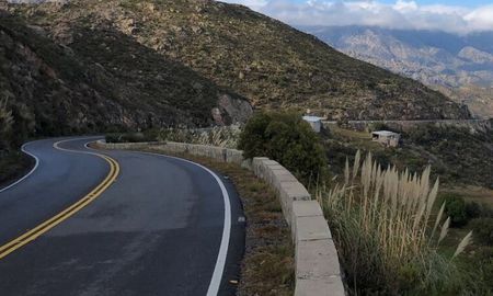 La ruta de la serpiente convierte cada kilómetro en una experiencia en sí misma, con curvas serranas y miradores naturales. La ruta de la serpiente convierte cada kilómetro en una experiencia en sí misma, con curvas serranas y miradores naturales.