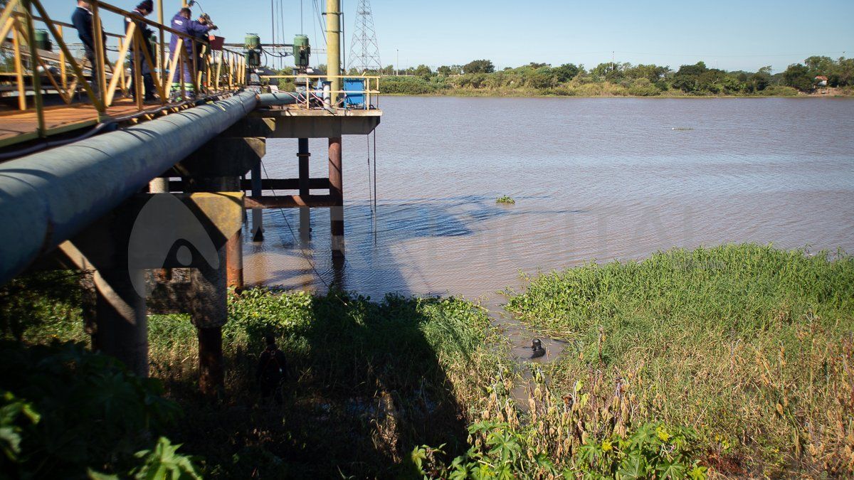 Cada cuatro horas, Assa analiza la calidad del agua cruda que toma en el Colastiné y frente al Club Regatas.