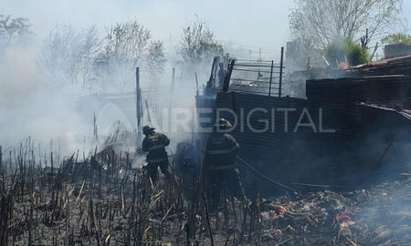 Los bomberos intentaban controlar las llamas Los bomberos intentaban controlar las llamas