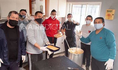 Desde temprano un grupo de conductores que prestan servicio en las líneas 4 y 14 se acercaron al lugar para cocinar el guiso que al mediodía fue entregado a las familias que se acercaron. Desde temprano un grupo de conductores que prestan servicio en las líneas 4 y 14 se acercaron al lugar para cocinar el guiso que al mediodía fue entregado a las familias que se acercaron.