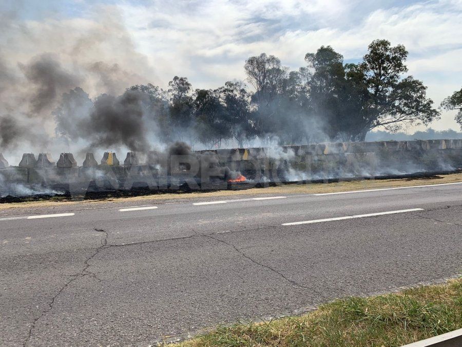Este martes por la tarde continuaba el fuego en la zona de Circunvalación y acceso al Puente Carretero