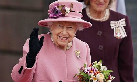 La reina Isabel II del Reino Unido no pronunciará este año el tradicional y fastuoso discurso del trono previsto para mañana en el Parlamento. La reina Isabel II del Reino Unido no pronunciará este año el tradicional y fastuoso discurso del trono previsto para mañana en el Parlamento.