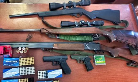 Secuestraron cinco armas de fuego, además de cartuchería de distintos calibres. Secuestraron cinco armas de fuego, además de cartuchería de distintos calibres.