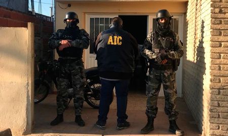 Fueron 27 los allanamientos que se llevaron a cabo en la localidad de Villa Gobernador Gálvez. Culminaron con la detención de cuatro personas que podrían estar vinculadas al crimen del narco enfrentado a Los Monos. Fueron 27 los allanamientos que se llevaron a cabo en la localidad de Villa Gobernador Gálvez. Culminaron con la detención de cuatro personas que podrían estar vinculadas al crimen del narco enfrentado a Los Monos.