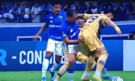 Polémica en Boca: el gesto de un jugador de Cruzeiro que no vio el árbitro Polémica en Boca: el gesto de un jugador de Cruzeiro que no vio el árbitro