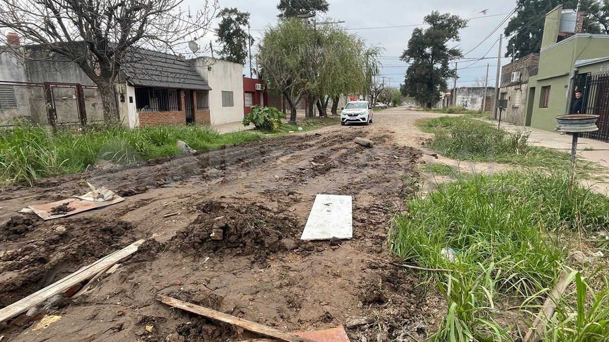 La calle se volvió intransitable y los vecinos ni siquiera pueden sacar sus autos de los domicilios.&nbsp;
