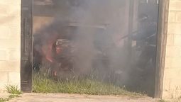 altText(Se incendió un auto dentro de una vivienda en Santo Tomé)}