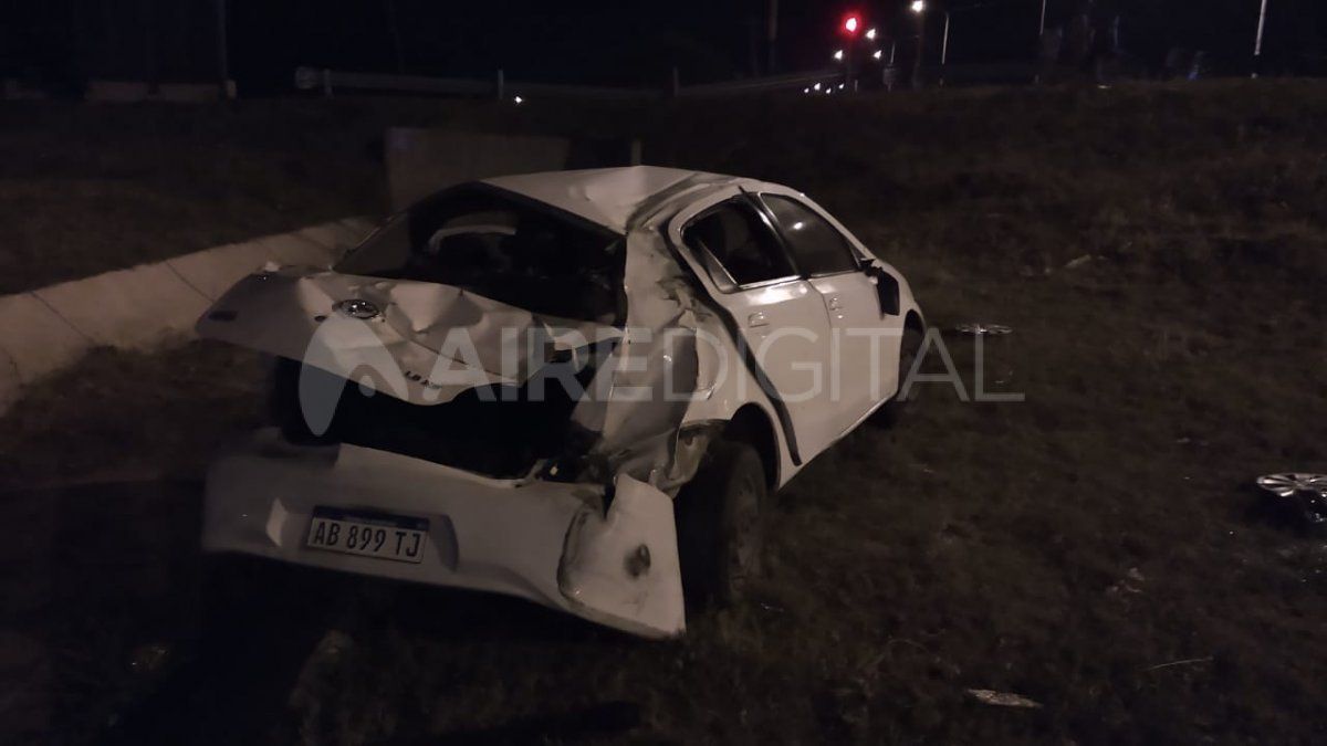El Toyota Etios quedó en la banquina a metros de un canal de desagüe