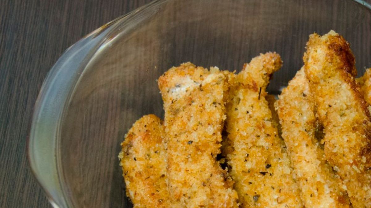 Cocinar los bastoncitos de pollo al horno en lugar de freírlos reduce drásticamente el contenido de grasas saturadas en el almuerzo diario. Cocinar los bastoncitos de pollo al horno en lugar de freírlos reduce drásticamente el contenido de grasas saturadas en el almuerzo diario.