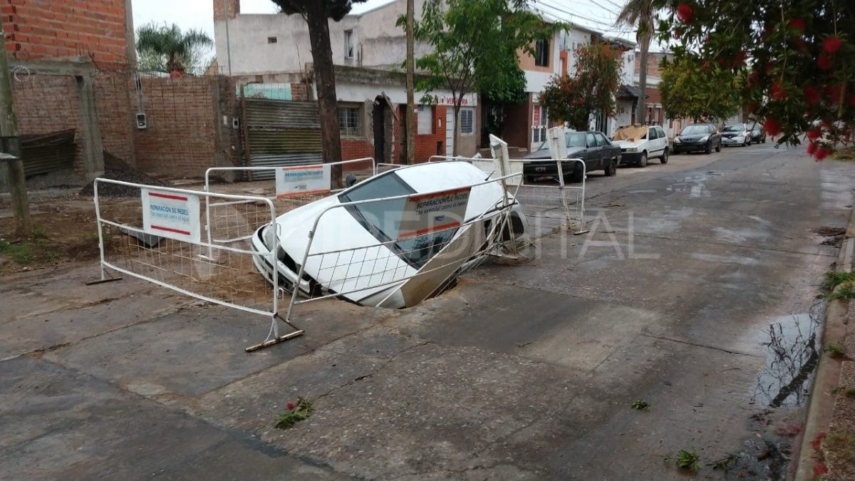 Este lunes el auto todavía seguía en el cráter de la misma manera.&nbsp;