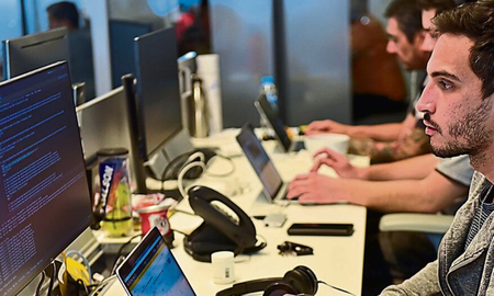 creo una empresa donde los empleados son rentados y fingen que trabajan creo una empresa donde los empleados son rentados y fingen que trabajan
