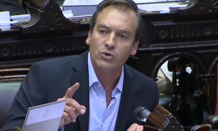 El senador nacional del bloque del Partido Justicialista Martín Soria cargó este jueves duramente contra el jefe de Gabinete, Manuel Adorni, a quien catalogó como el único argentino que el presidente Javier Milei sacó de la pobreza. El senador nacional del bloque del Partido Justicialista Martín Soria cargó este jueves duramente contra el jefe de Gabinete, Manuel Adorni, a quien catalogó como el único argentino que el presidente Javier Milei sacó de la pobreza.